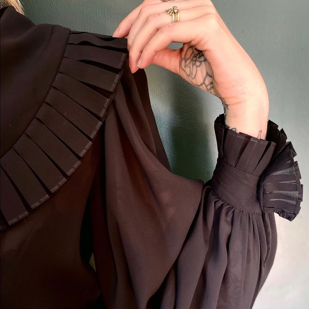 ♥️3/$25 Long Sleeve Deep V Blouse